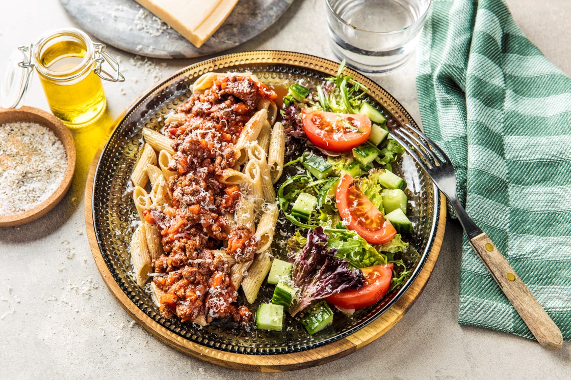 Pasta med kjøttsaus og grønn salat