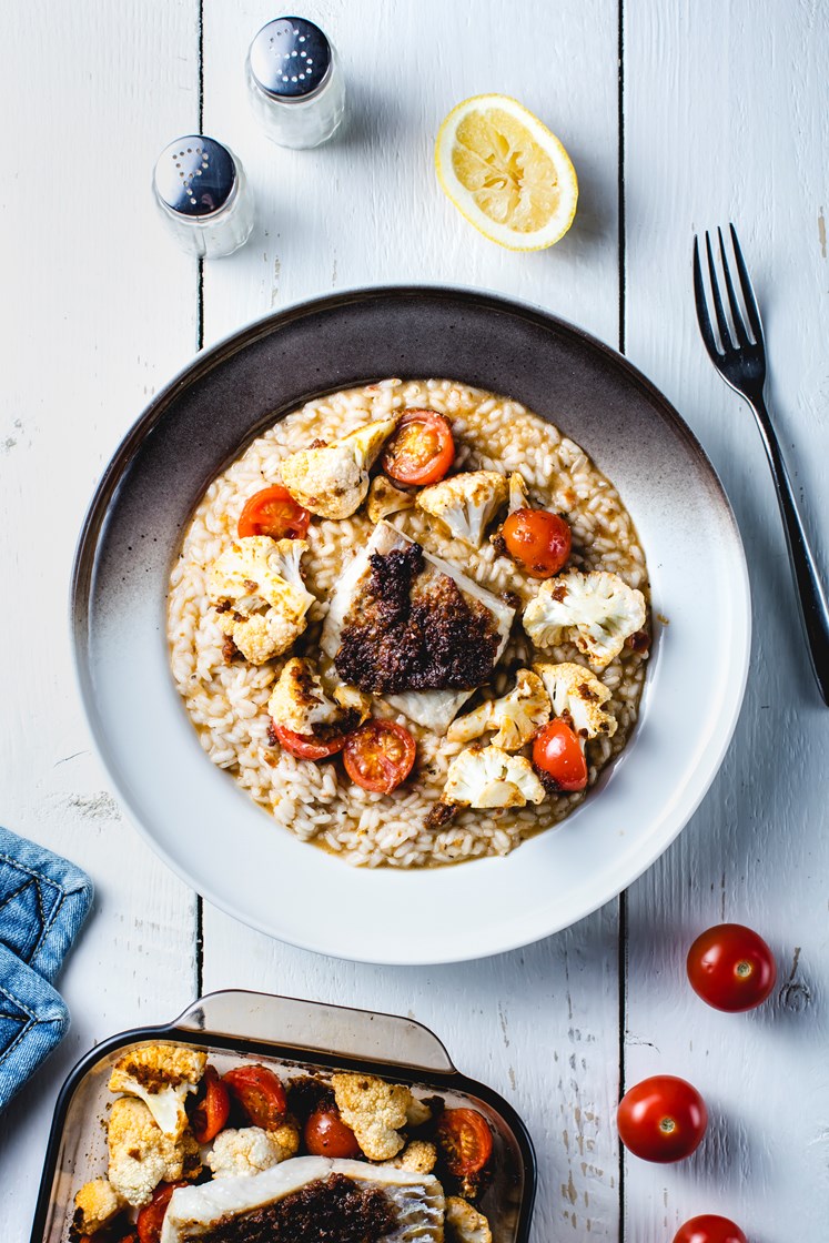 Pestobakt torsk med risotto, bakte tomater og blomkål