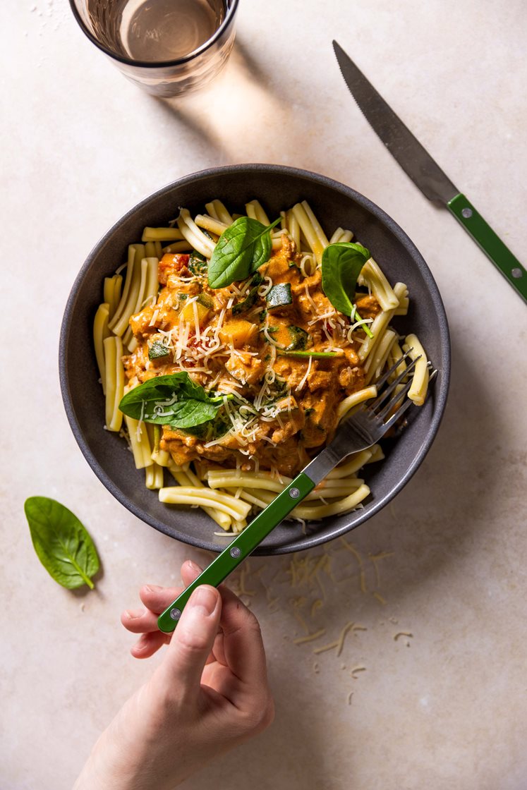 Pasta casarecce med salsiccia og grønnsaker i kremet saus