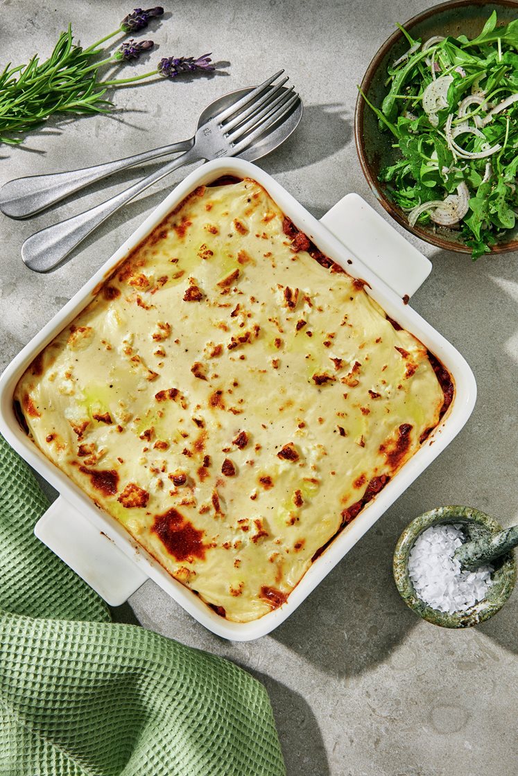 Vegetarisk moussaka med linser og tomatsalat