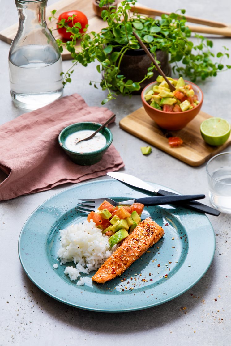 Sesampanert laksefilet med avokado- og tomatsalat og urtedressing