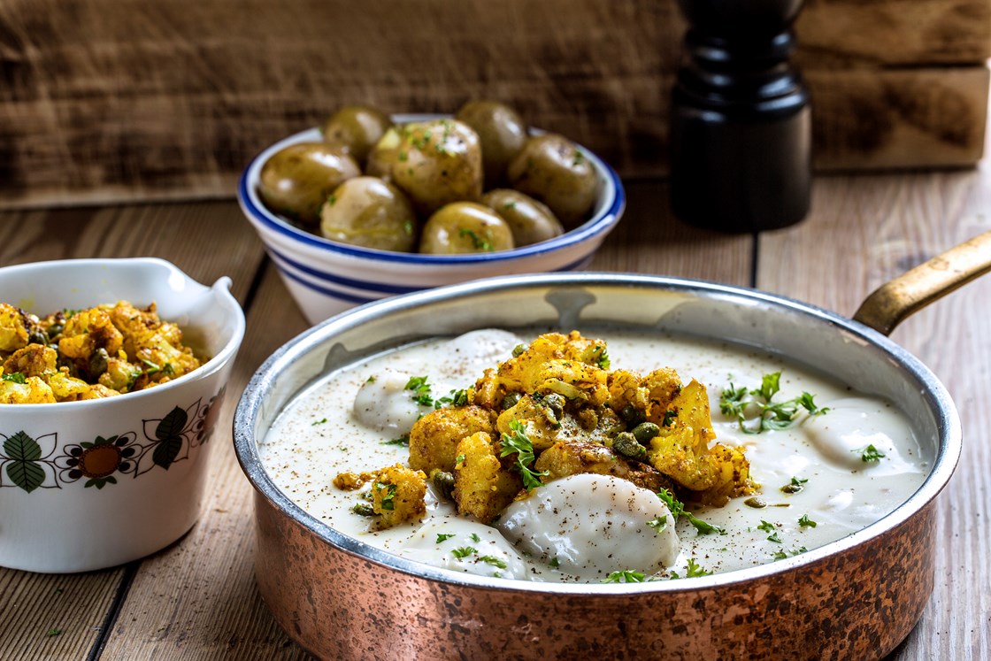Fiskeboller i hvit saus med karrigrønnsaker