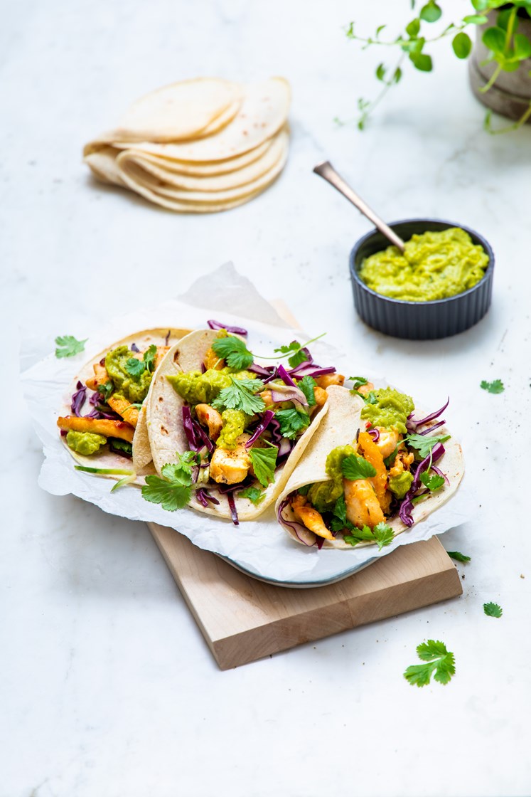 Maistortilla med hvitløksstekt kylling, koriander- og appelsincoleslaw og guacamole