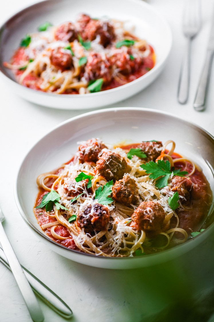 Tapasboller i spicy tomatsaus med fullkornslinguini og grana padano
