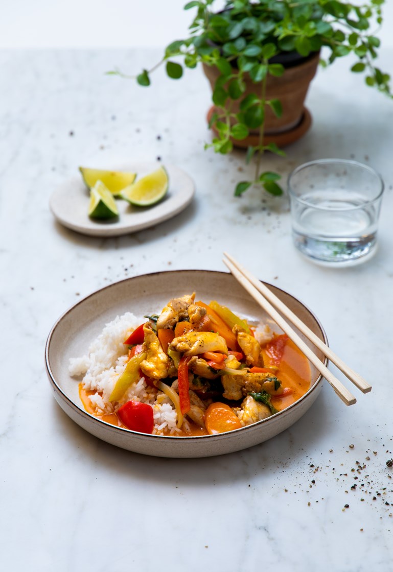Kylling i rød curry med kokosmelk, koriander, lime og jasminris