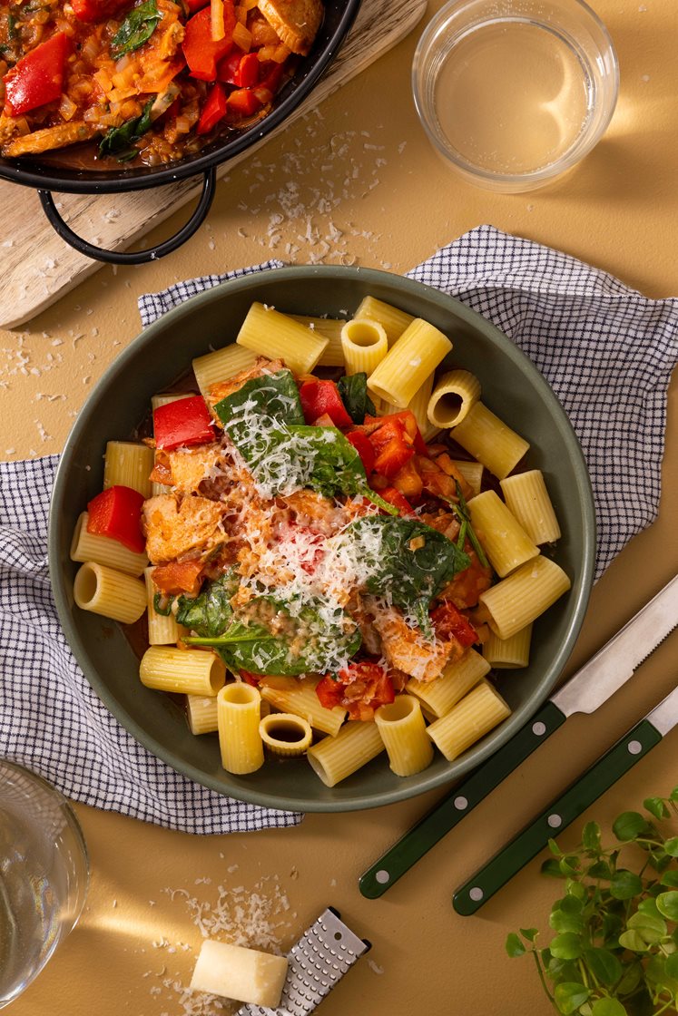 Pasta med ragu på mørkokt svinebog, paprika, spinat og tomat