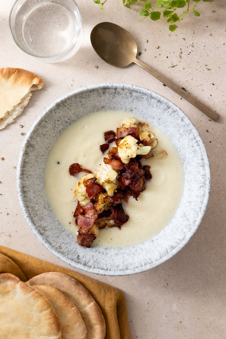 Kremet blomkål- og sellerisuppe med trøffelolje, bacon og rustikke multibrød