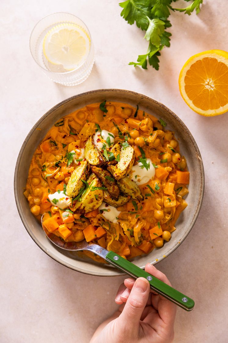 Tomatisert og kremet grønnsaksgryte med appelsin servert med urtebakte poteter, aioli og krutonger