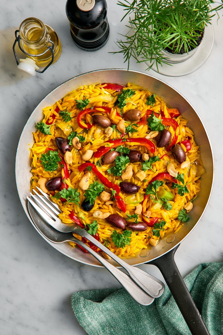 Risonipaella med vitlöksfrästa grönsaker, cashewnötter och oliver