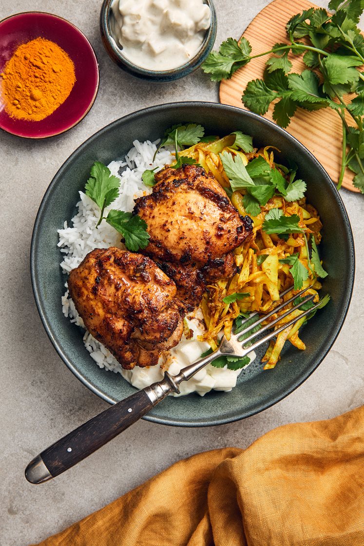 Garam masala-kyckling med äppelraita och currystekt kål