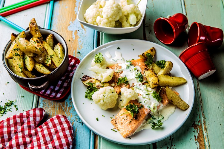 Ovnsbakt laks med ostekremsaus