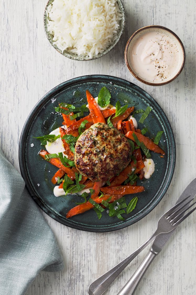 Fläskfärsbiffar med mynta, sojaglaserade morötter och chiliyoghurt