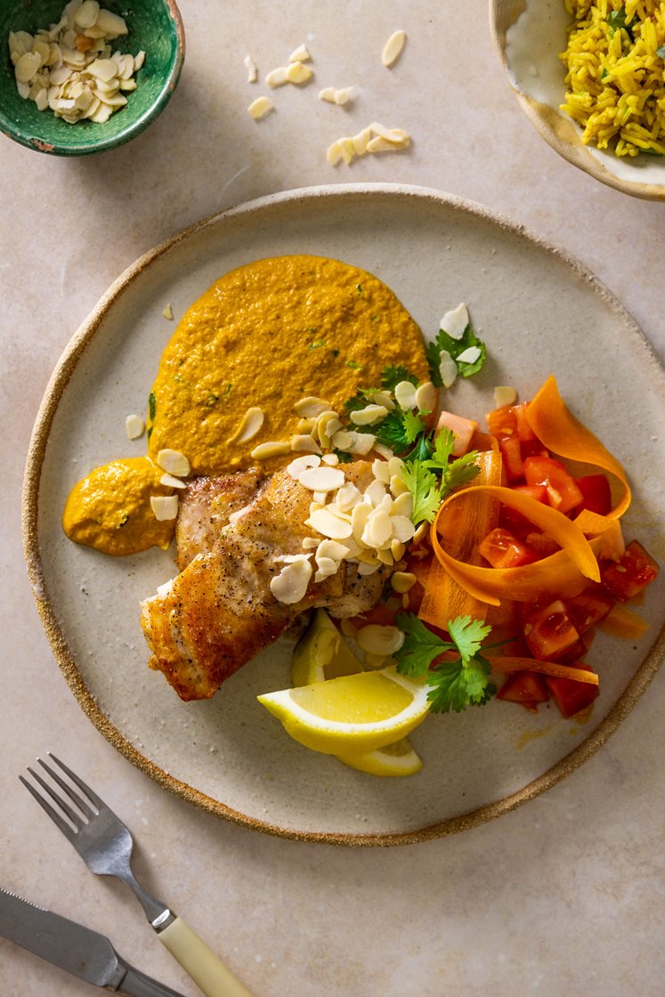 Utbenet lårfilet av kylling med tikka masala saus, mandler og indisk ris