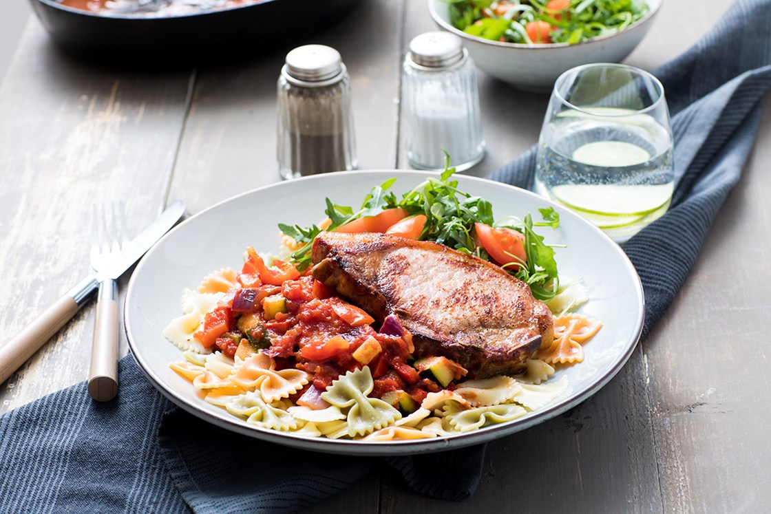 Røkt kotelett med ratatouille og pasta