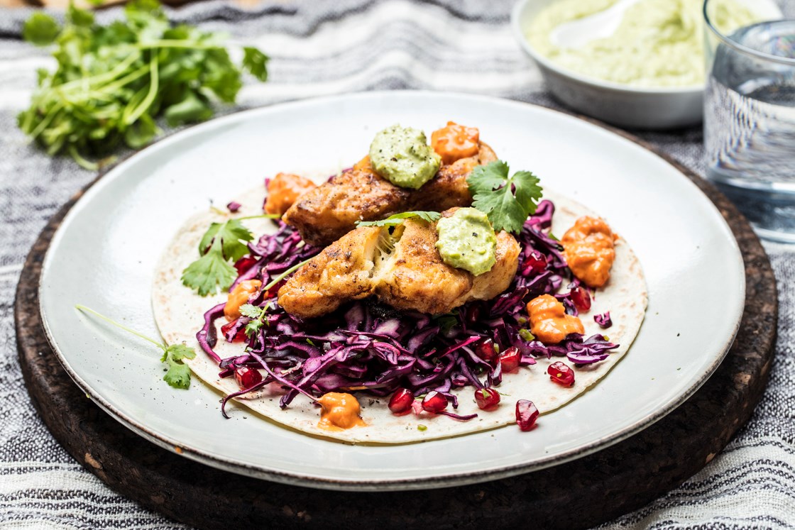 Fiskewraps med maispanert lysing, rødkålsalat og ertedip med ingefær