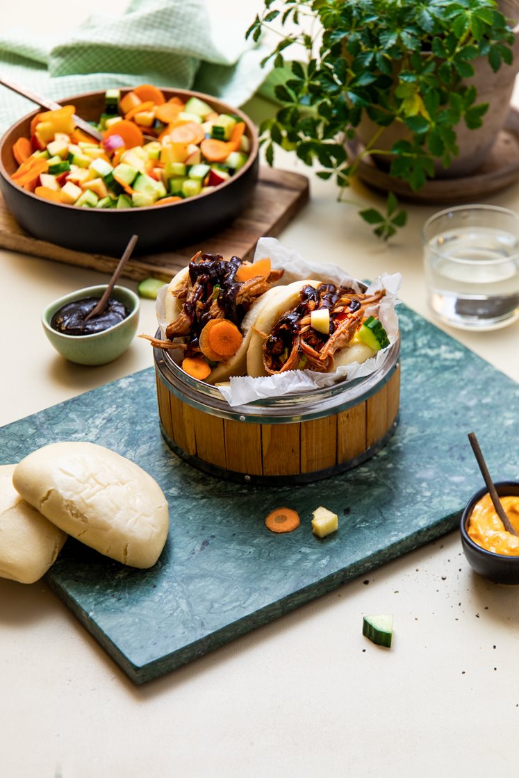 Steamed buns med hoisinmarinert pulled pork, sprø grønnsaker og chilimajones