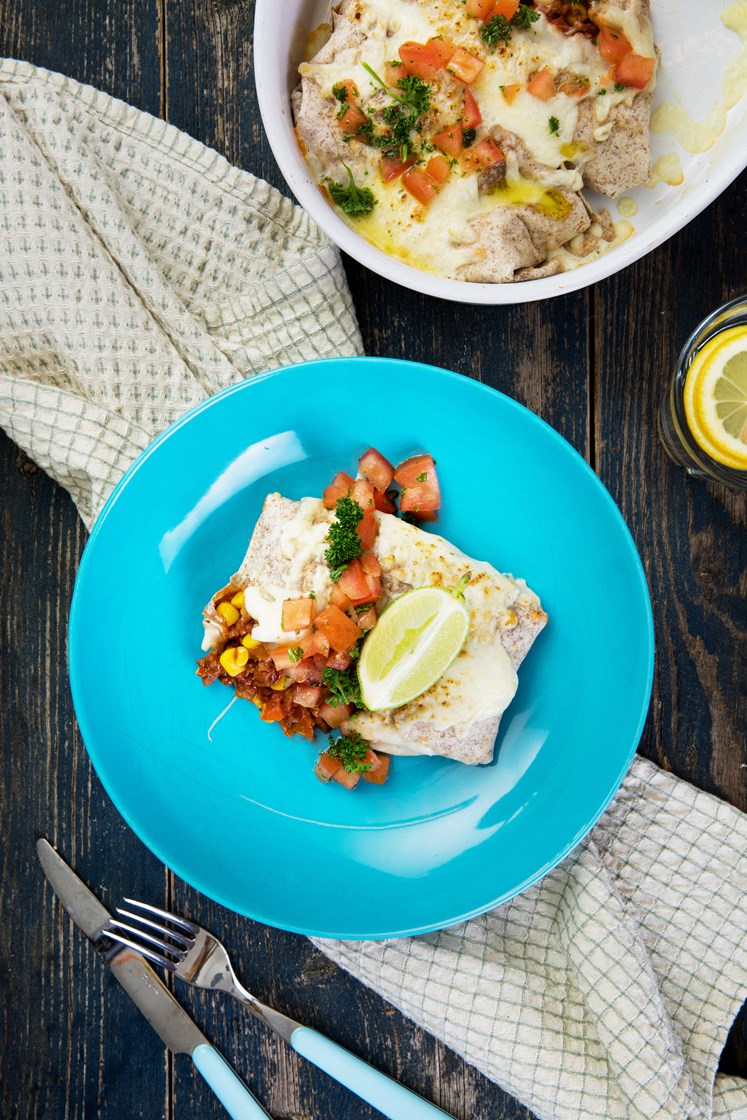 Gratinerte burritos med kjøttdeig og mais servert med frisk tomatsalat 