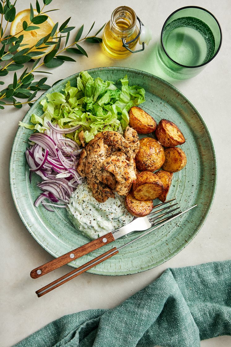 Kylling souvlaki med tzatziki, ristede kartofler og salat