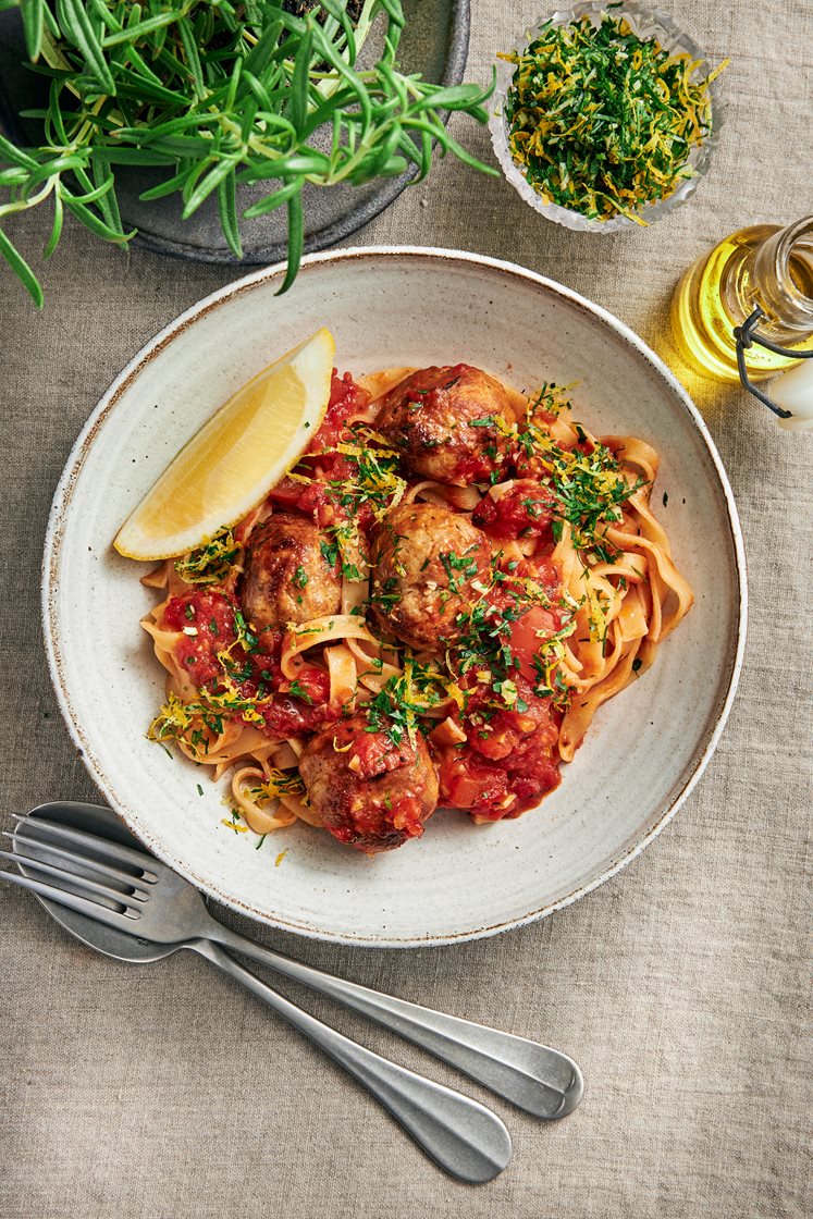 Pasta med kryddig tomatsås, fläskfrikadeller och gremolata