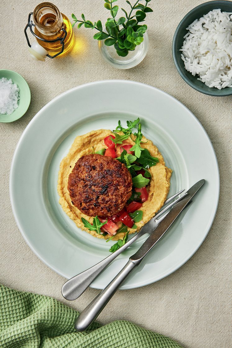 Vegetariska färsbiffar med hummus, tomatsallad och ruccola