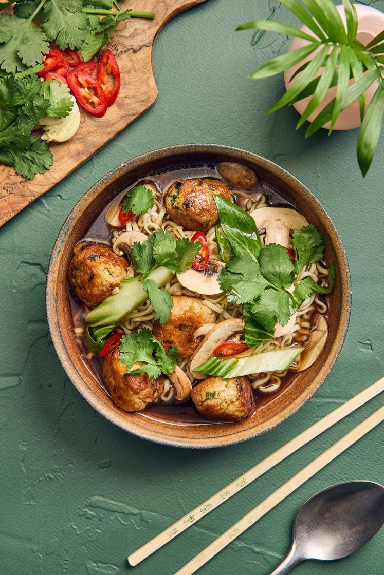 Asiatisk nudelsoppa med clariasbullar, pak choy och koriander