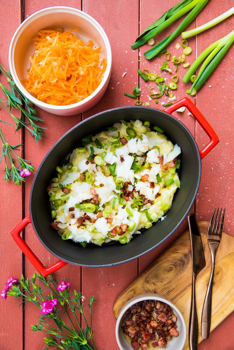 Plukkfisk av lyr med bacon, råkostsalat og bladpersille