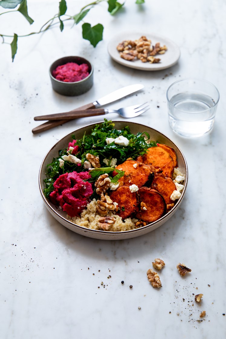 Quinoa bowl toppet med ovnsbakt søtpotet, chevre, valnøtter og grønnkål marinert i granteplebalsamico