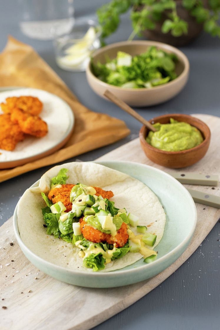 Crispy kyllinglårbiff i wrap med guacamole og curry- og mangodressing