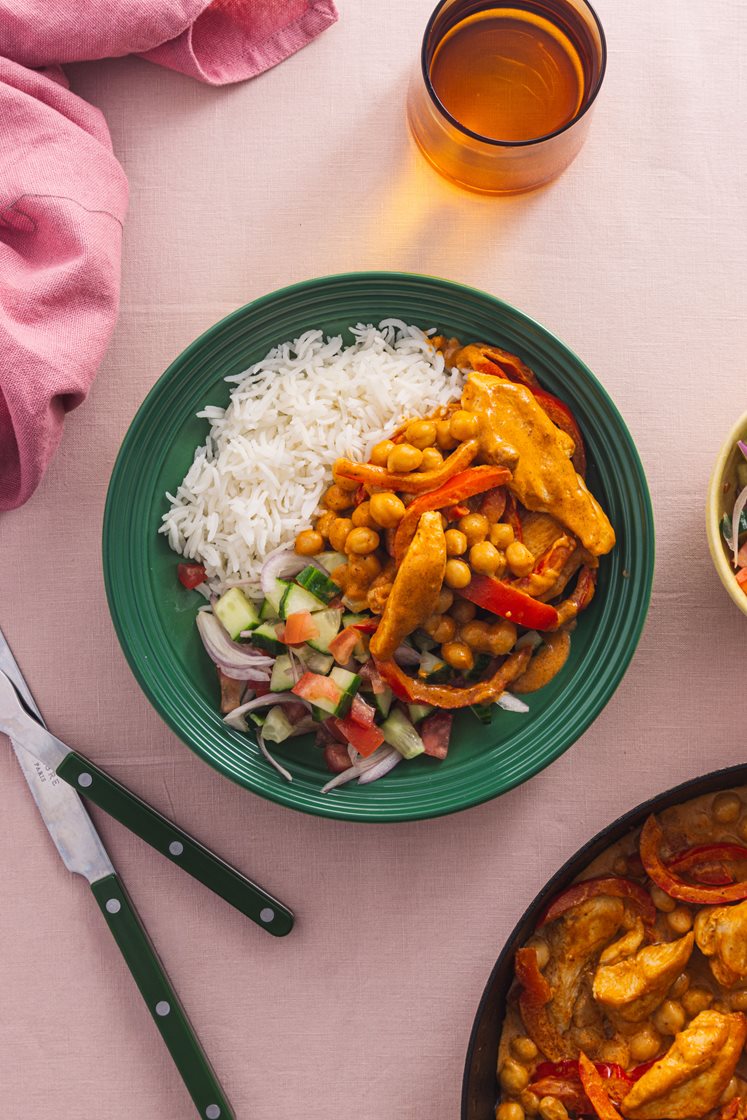 Butter chicken- og kikertgryte med paprika, og agurk- og tomatsalat med peanøtter