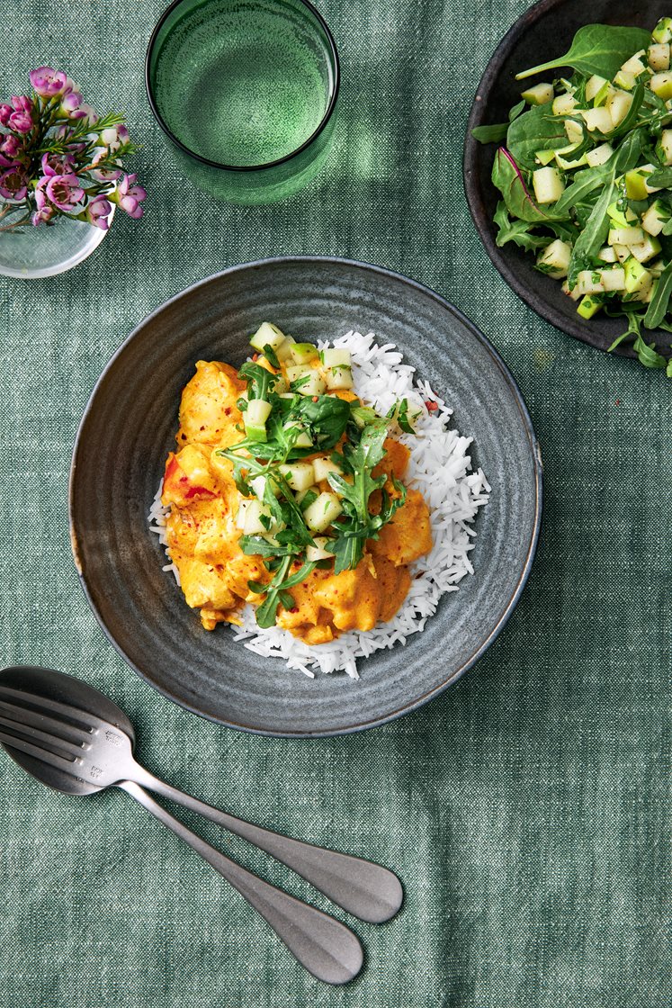 Krämig kycklingcurry med äppel- och persiljesallad