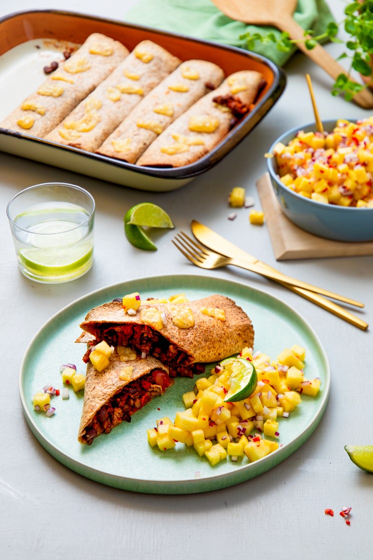Enchiladas med karbonadedeig, bønner og ananassalsa
