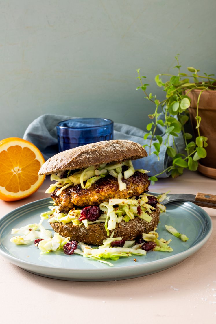 Utraditionel burger med spidskålsgrønt