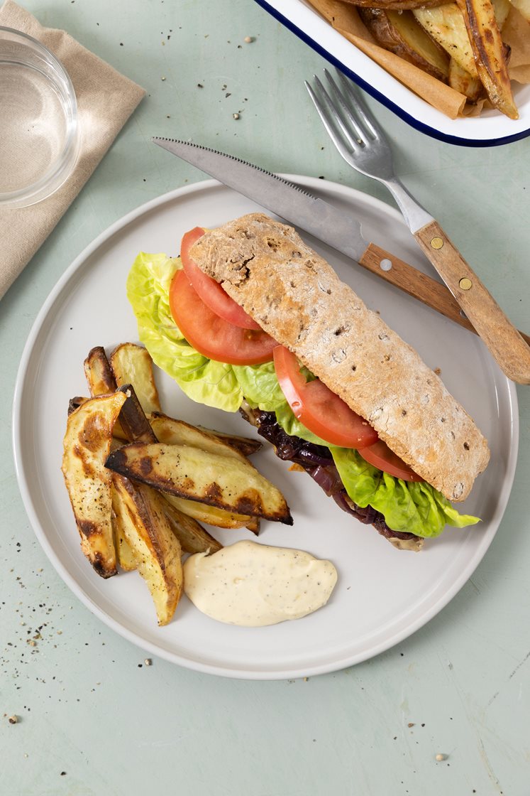 Bøfsandwich med trøffel fritter og balsamico løg