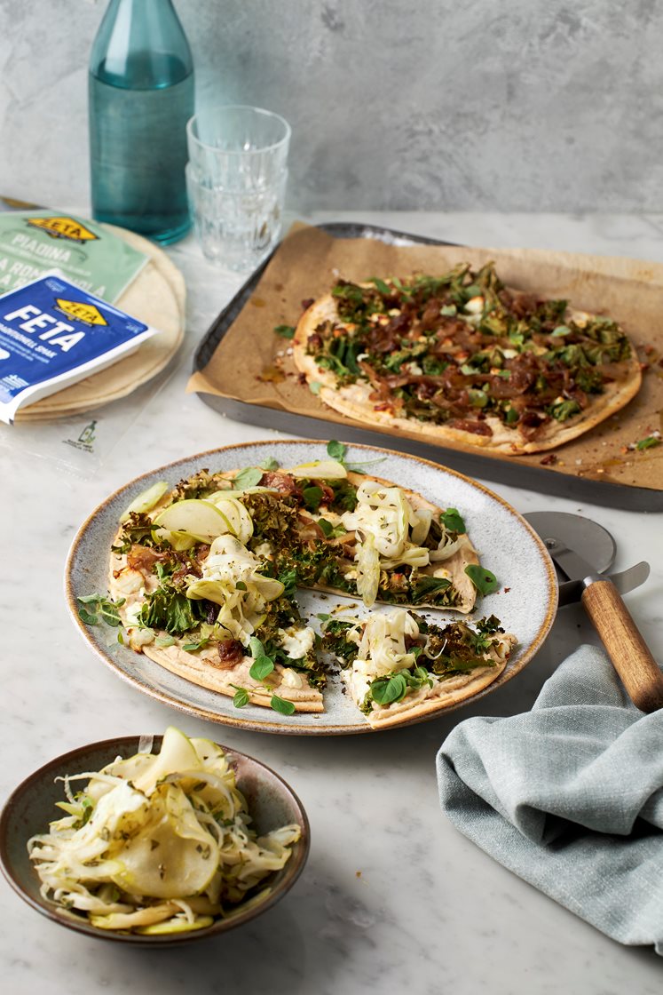 Bakad piadina med fetaostcrème, grönkål, sardeller och färsk oregano