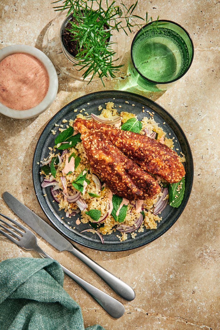 Sesampanerad kyckling med couscoussallad, mynta och chiliyoghurt