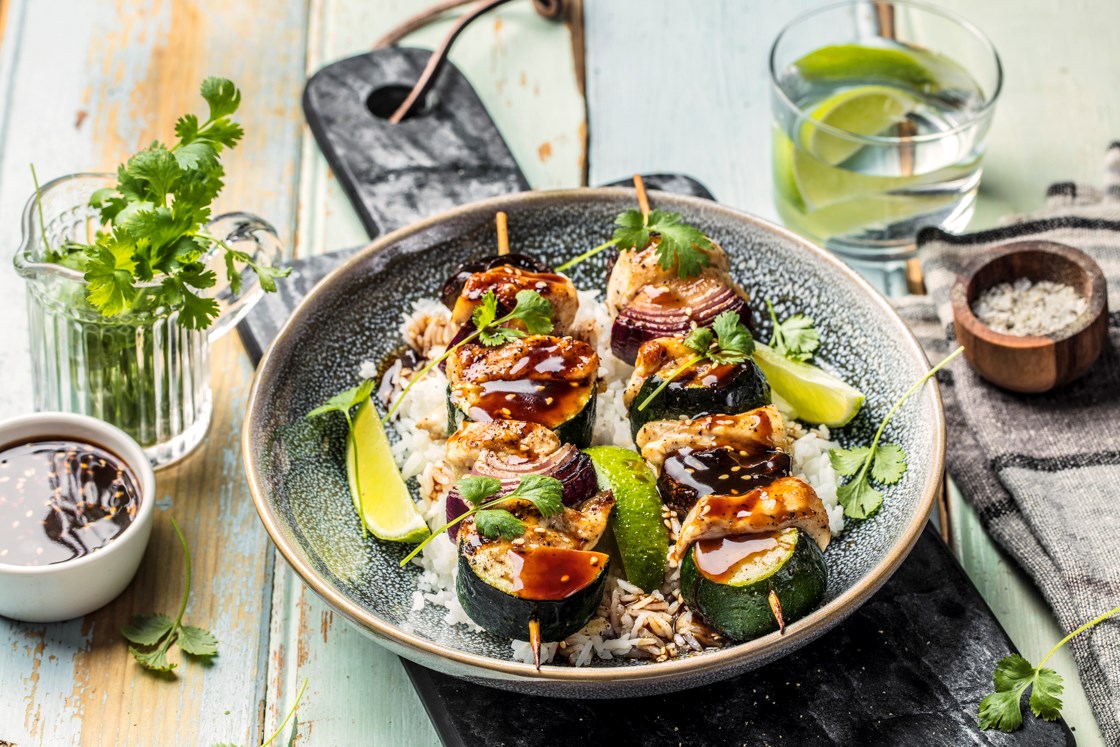 Grillet kyllingspyd med jasminris og hoisinsaus