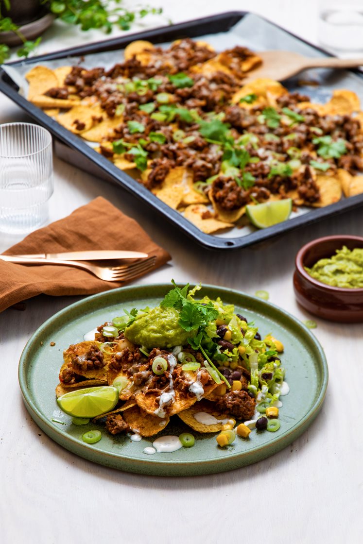 Sprø nachos med kjøttdeig, smeltet ost, mais- og bønnesalat og guacamole