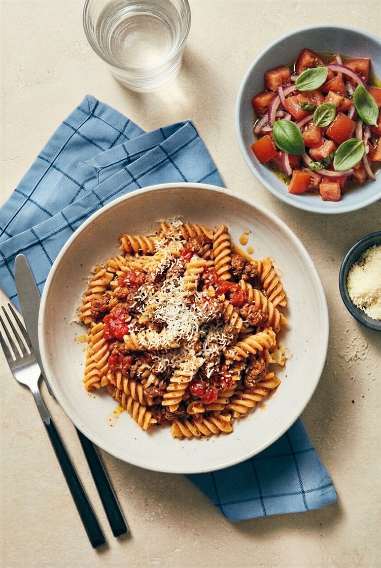 Glutenfri pasta med färdig bolognesesås, parmesan och tomat- och basilikasallad