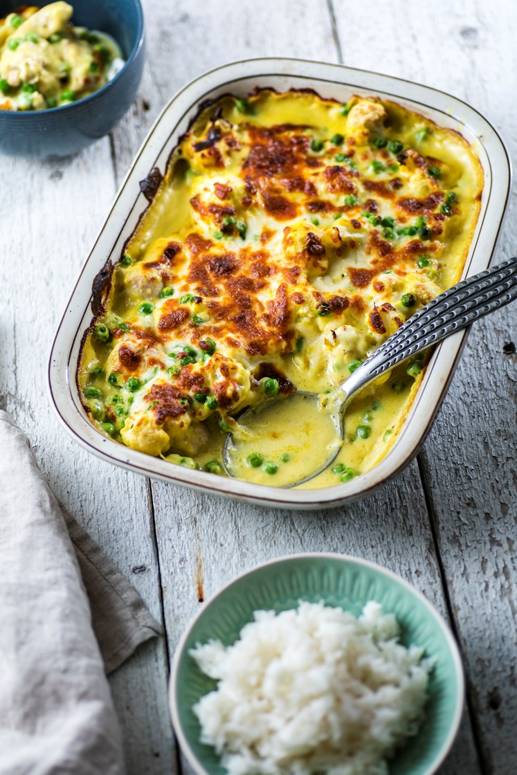 Gratinert kyllingcurry med blomkål og erter, servert med basmatiris
