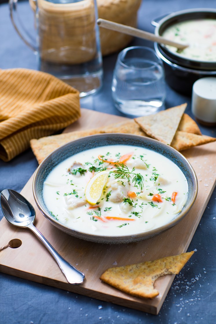 Kremet fiskesuppe med rotgrønnsaker, fennikel og steinovnsbakt brød