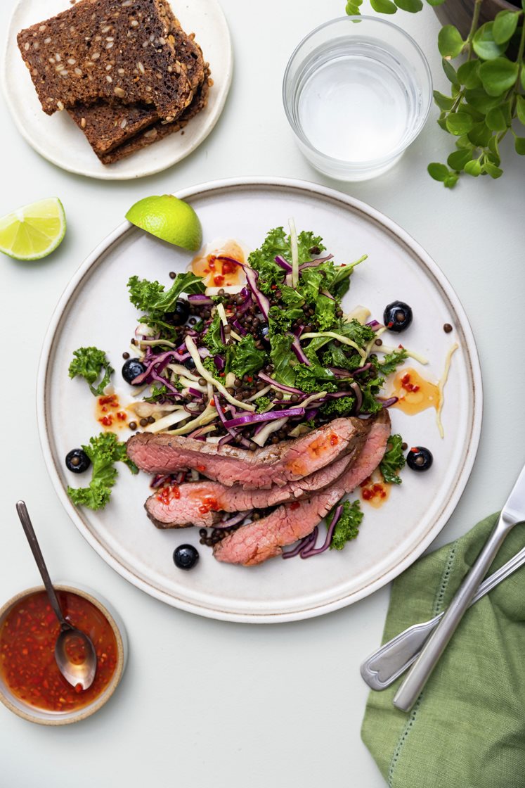 Sprød power-salat med marineret flanksteak
