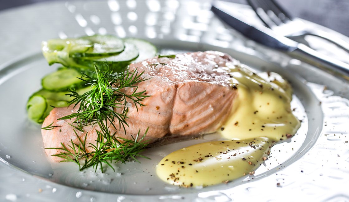 Dampet laks med poteter, hollandaise og agurksalat	