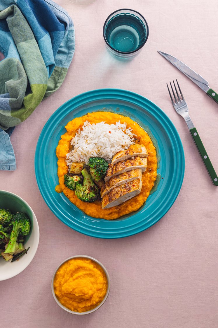 Kyllingbryst med gulrot- og ingefærkrem, soyabakt brokkoli og ris