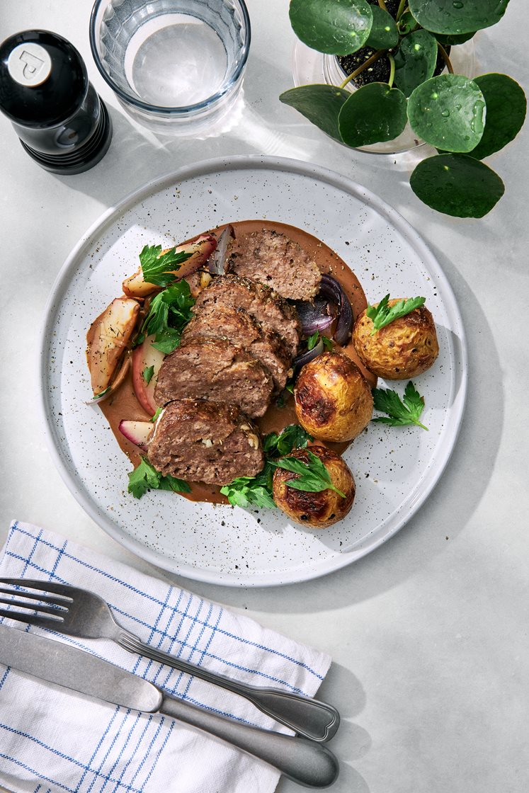 Rosmarinkryddad köttfärslimpa med rostade äpplen och brunsås