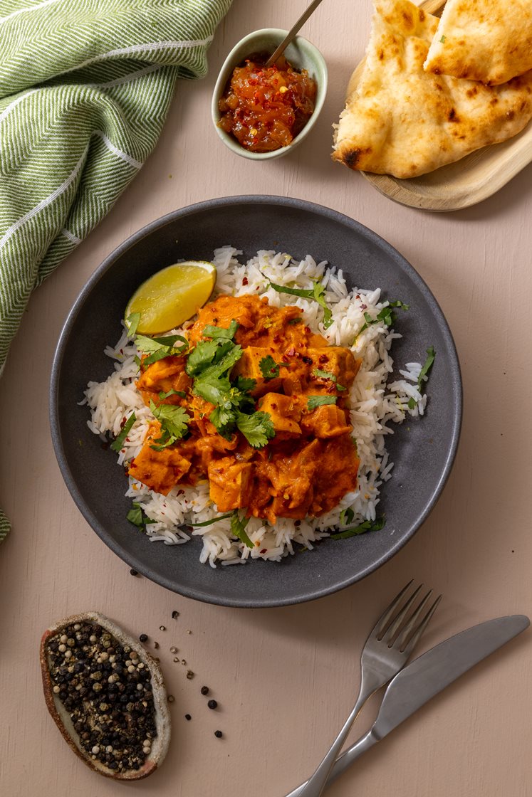 Tikka masala med tofu, fersk koriander, mangochutney og nanbrød