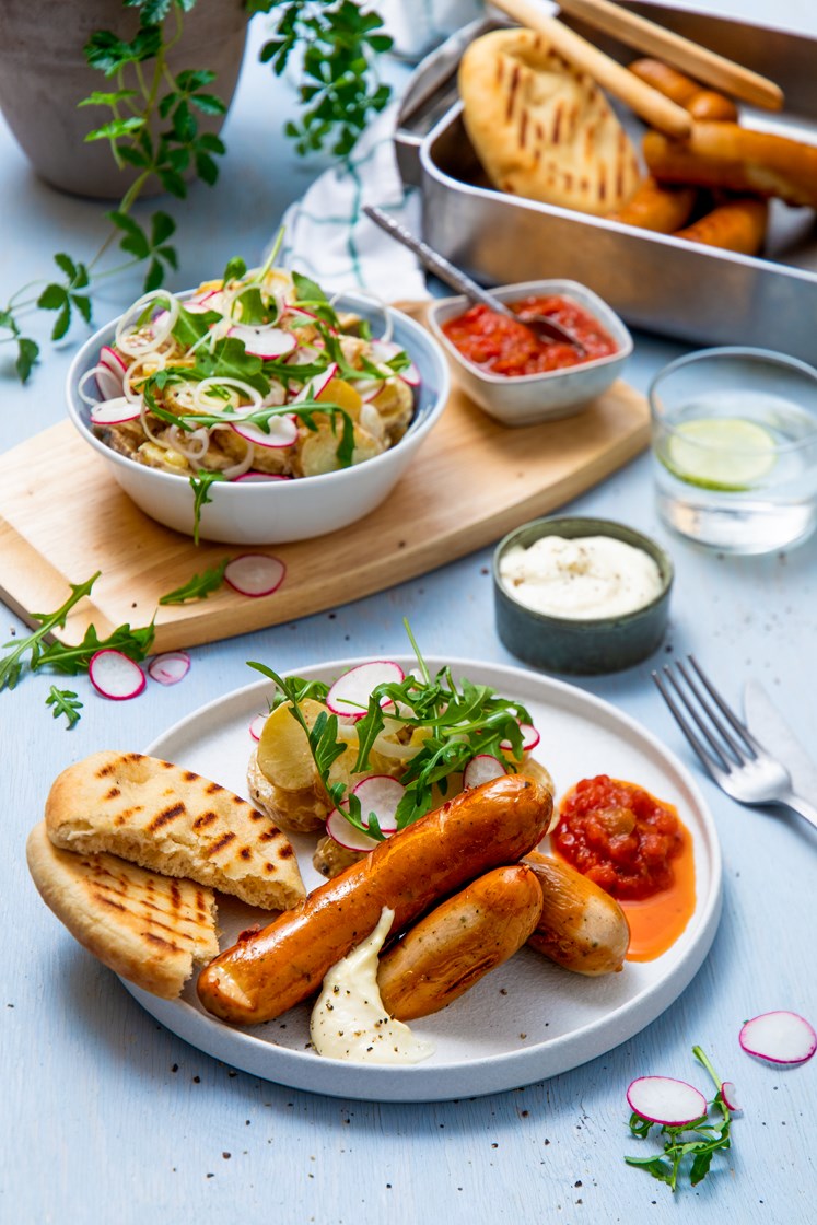 Ostepølse med grønn pepper, fransk potetsalat, grillede multibrød og to sauser