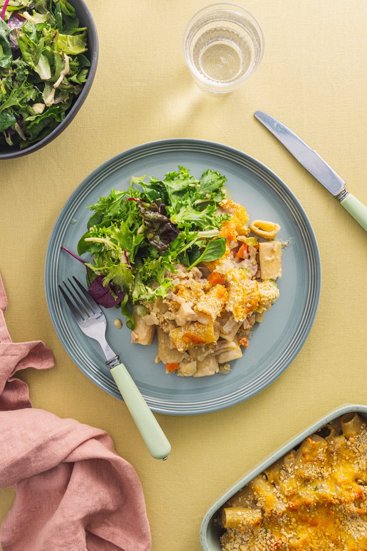 Tuna casserole med grøn salat og oliven