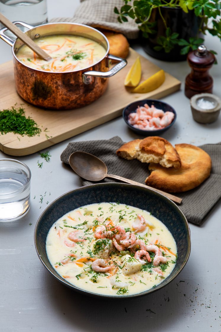 Kremet fiskesuppe med sei, dill og rustikke brød