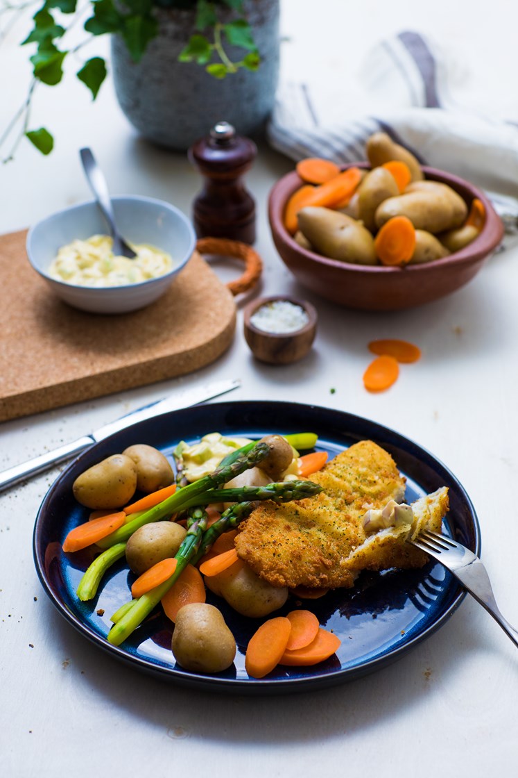 Urtepanert flyndre med asparges, småpoteter, gulrøtter og curry- og mangodressing med eple og rødløk