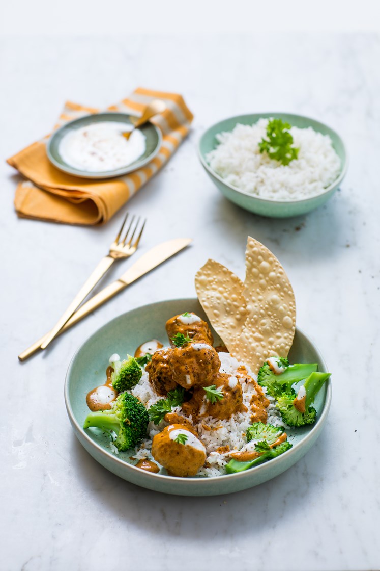 Tikka masala med lammekjøttboller servert med brokkoli, basmatiris og papadams 